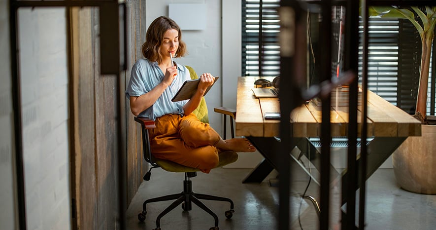 person-sitter-vid-skrivbord person-sitter-vid-skrivbord