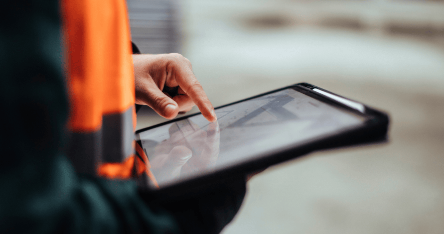 man-som-håller-ipad man-som-håller-ipad