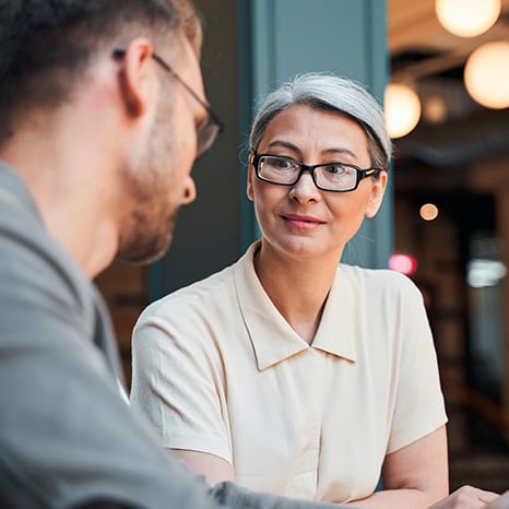 kvinna-och-man-i-möte