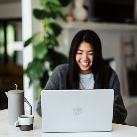 Asiatisk kvinna med laptop