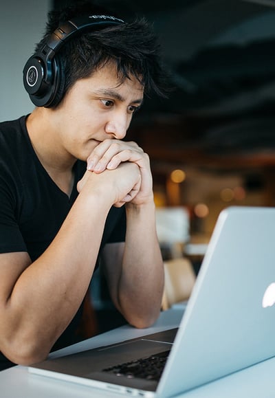 man-som-sitter-framför-datorn man-som-sitter-framför-datorn