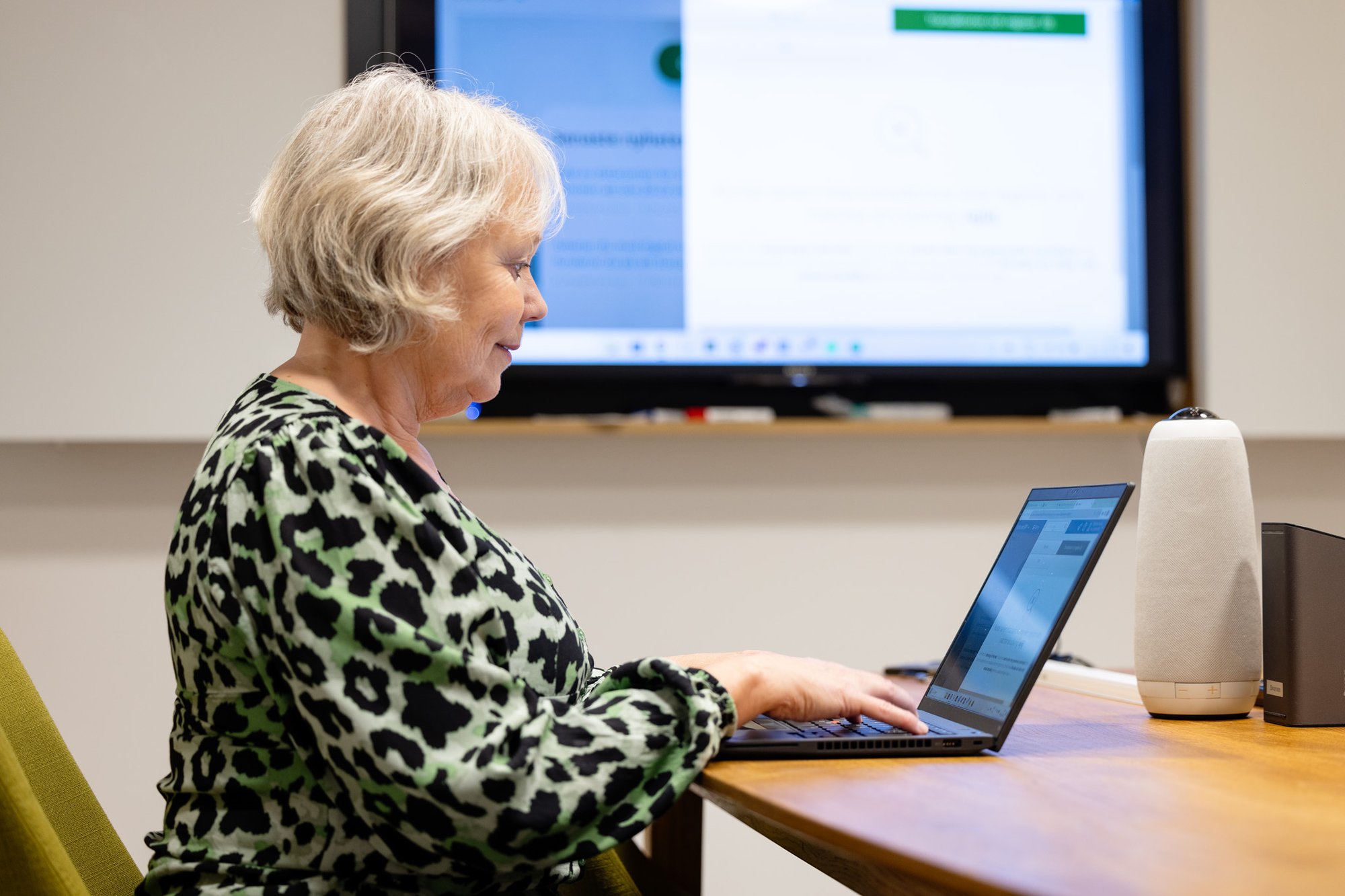 anette-framfor-laptop