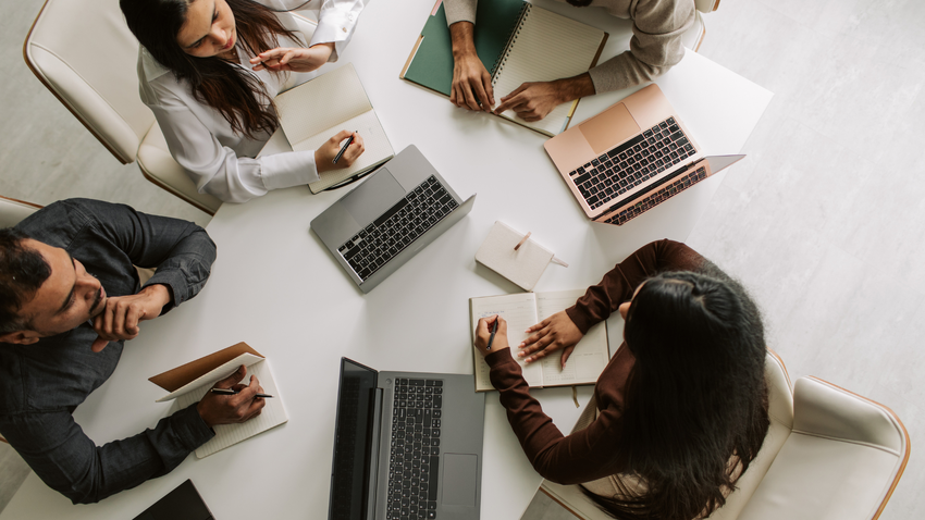 människor-sitter-i-ett-möte-med-datorer