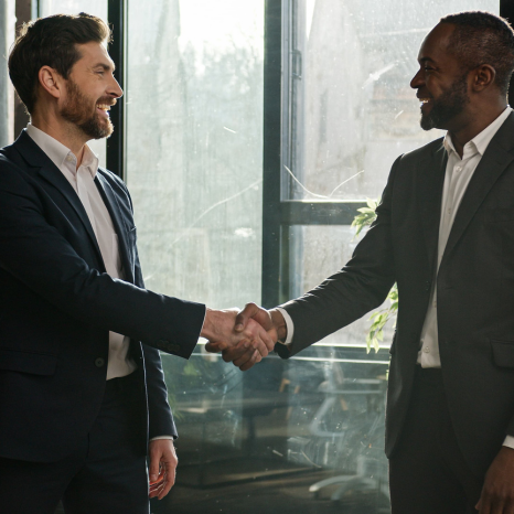 två-män-skakar-hand