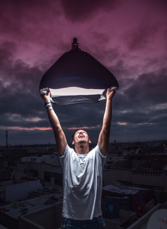 Man med lampa och lila bakgrund