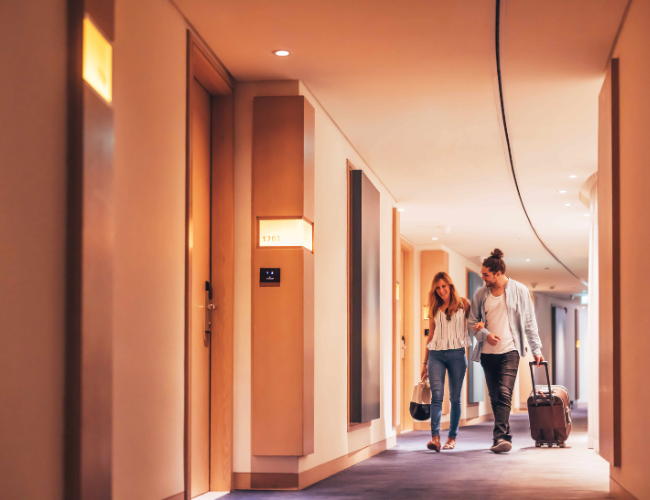 gäster-går-i-hotellkorridor gäster-går-i-hotellkorridor