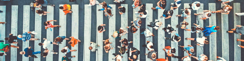 folk-går-över-ett-övergångsställe