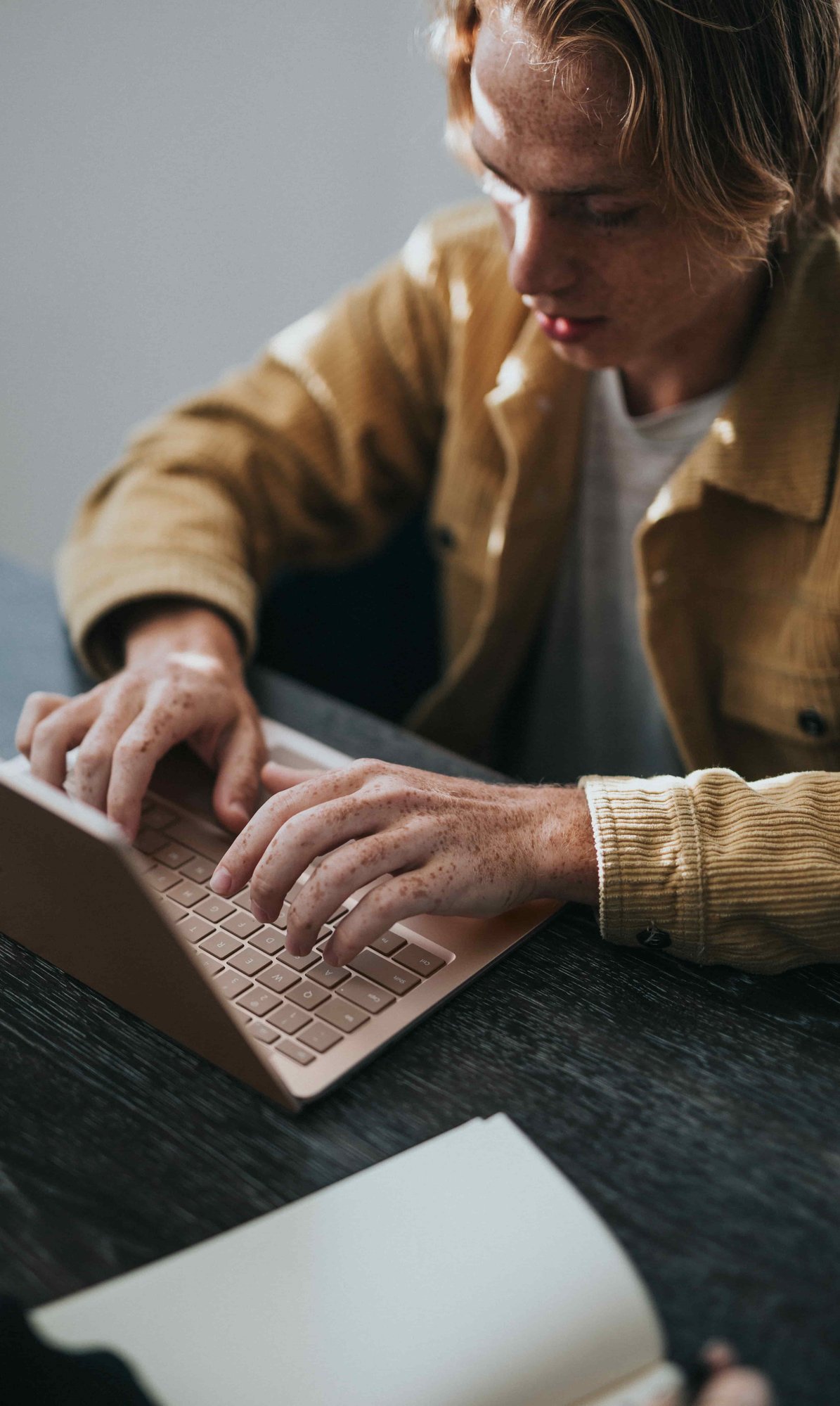 man-vid-laptop