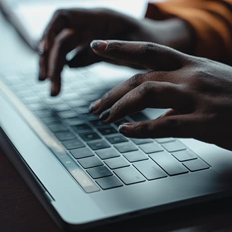 händer-som-skriver-på-laptop