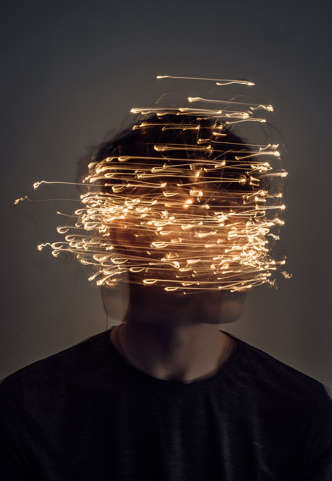 man-med-ljus-runt-huvudet