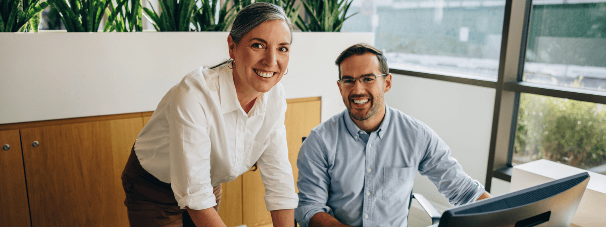 två-personer-ler-mot-kameran två-personer-ler-mot-kameran