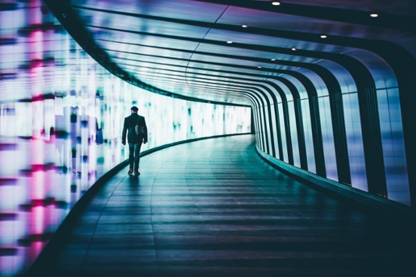 man-som-går-i-tunnel