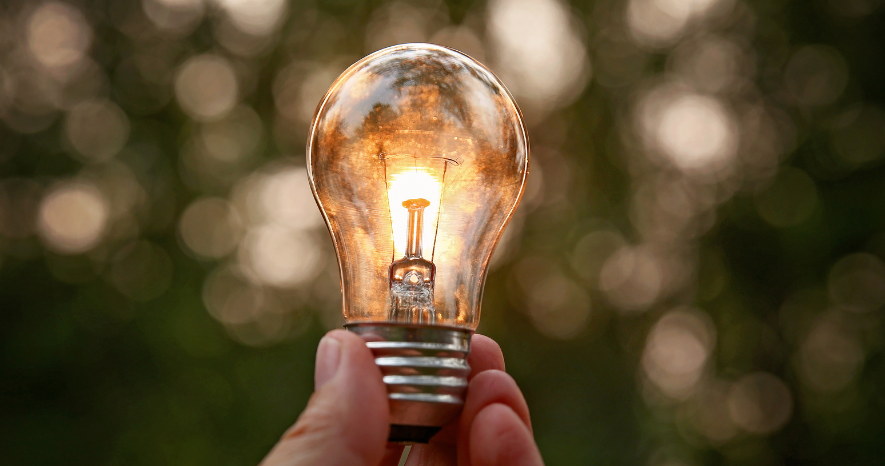 hand-som-haller-i-glodlampa hand-som-haller-i-glodlampa